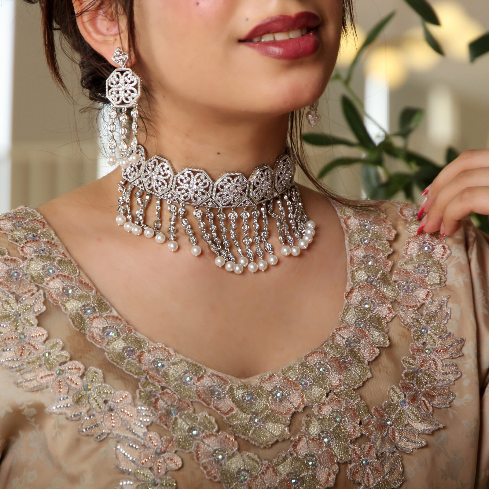 IMG_1228 خناق فضي باللؤلؤ - الصورة 1