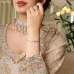 ⁦خناق فضي باللؤلؤ⁩ - الصورة ⁦2⁩