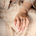 ⁦خناق فضي باللؤلؤ⁩ - الصورة ⁦3⁩